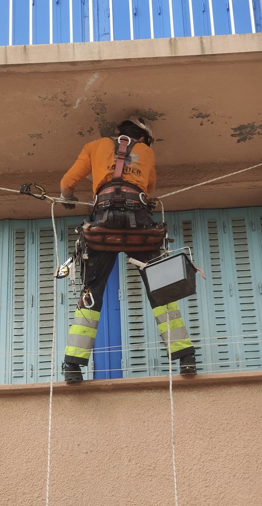 Notre équipe de techniciens cordistes est intervenue la semaine dernière sur un chantier en milieu urbain pour faire des réparations en sous-face de balcon