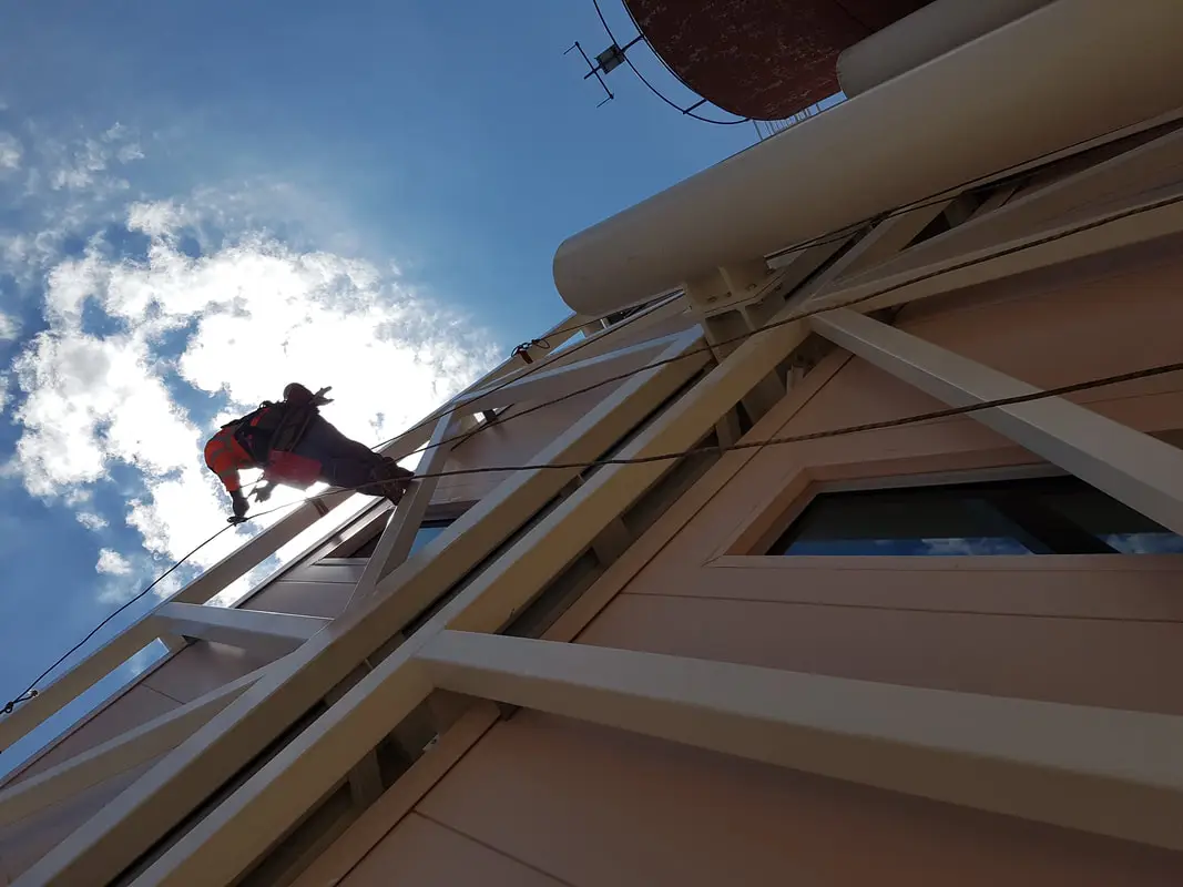 Cordiste peintre sur structure métallique