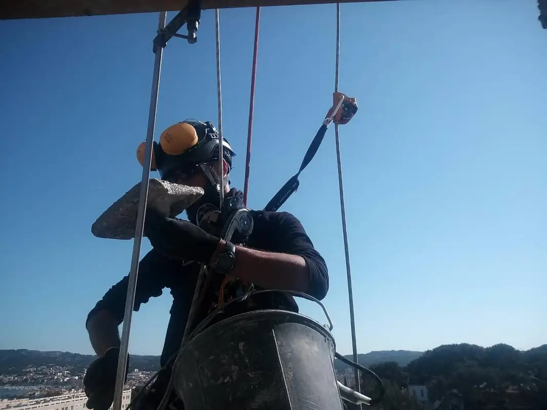Travaux en hauteur de reprise de nez de balcons par un cordiste près de Marseille
