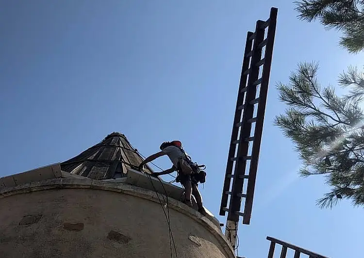 Cordiste Marseille en restauration de toiture d'un moulin
