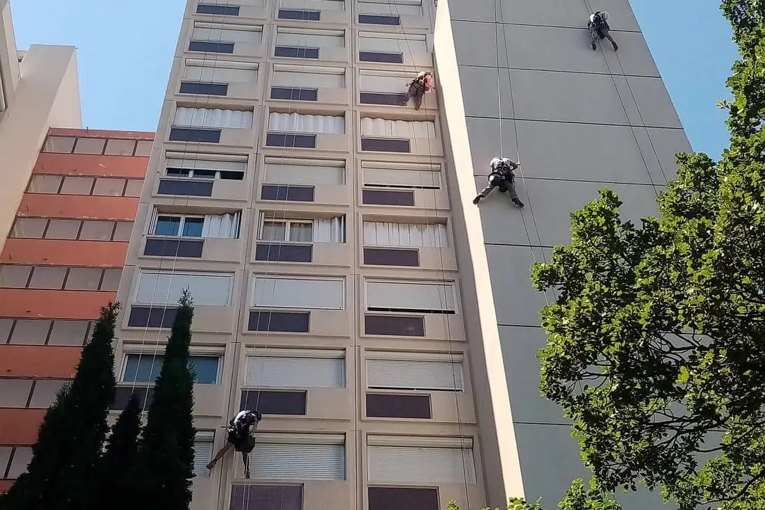 Purge de façades d’immeuble à Marseille