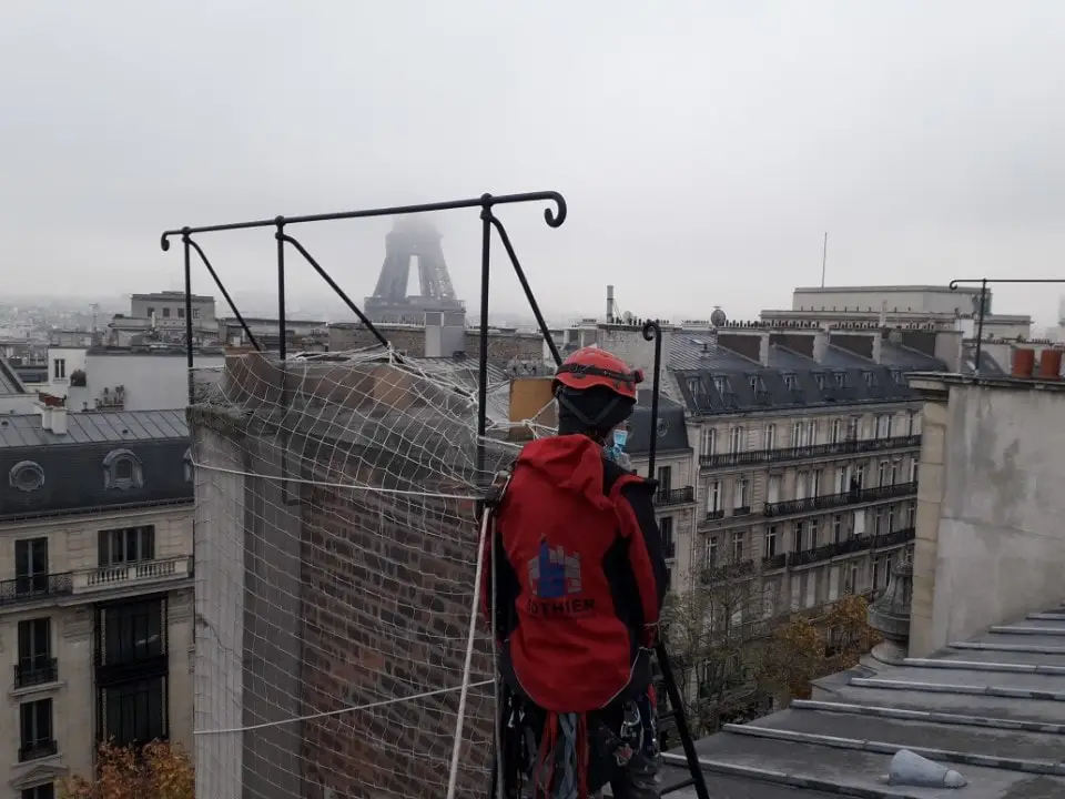 cordiste installant une ligne de vie à Paris