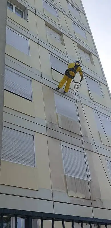 cordiste de Marseille dans le lavage HP d'une façade d'immeuble
