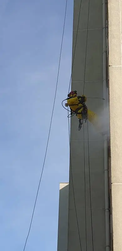 lavage HP d'une façade d'immeuble par cordiste près de Marseille