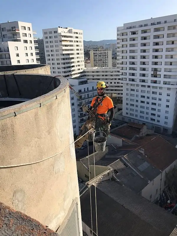 purge et travaux de maçonnerie en hauteur par cordiste à Marseille