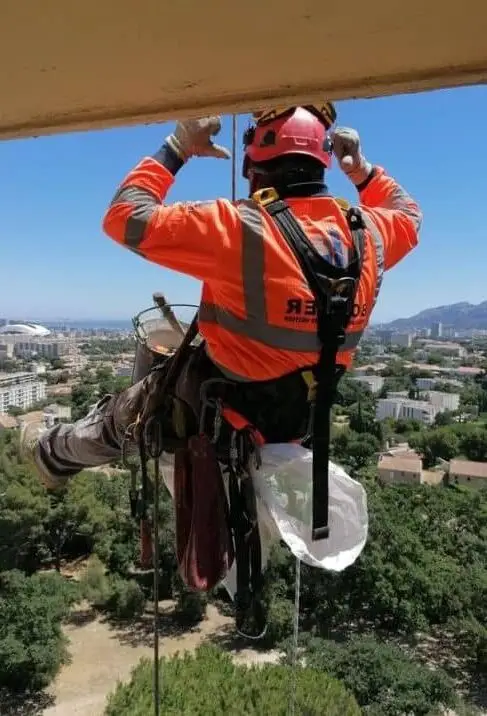 Chantier de purge en hauteur réalisée par un cordiste à Marseille dans les Bouches-du-Rhône, 13