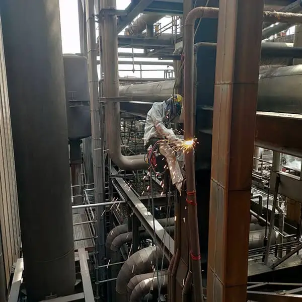 Oxycoupage à la soufflante sur un site industriel des Bouches-du-Rhône