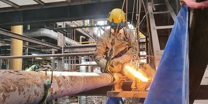 Oxycoupage à la soufflante sur un site industriel des Bouches-du-Rhône