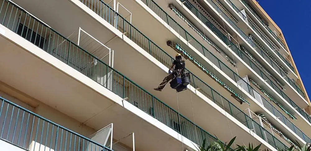 Réfection de nez de balcon sur un bâtiment à Martigues (13)