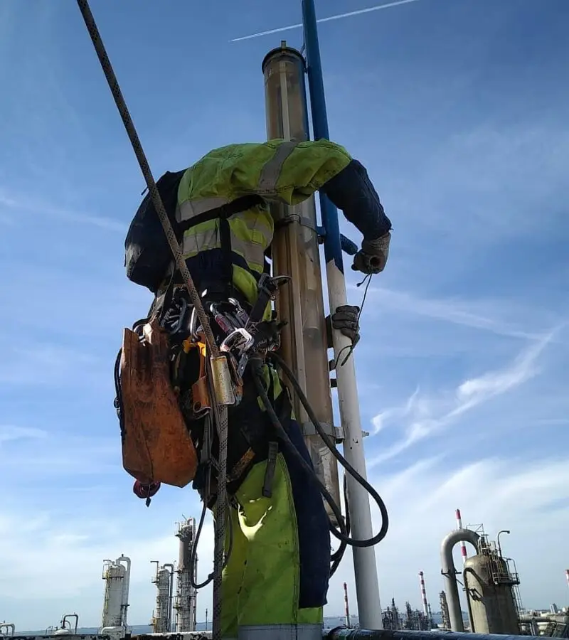 Mise en peinture anti-corrosion en grande hauteur par un cordiste en industrie près de Marseille dans les Bouches-du-Rhône, 13