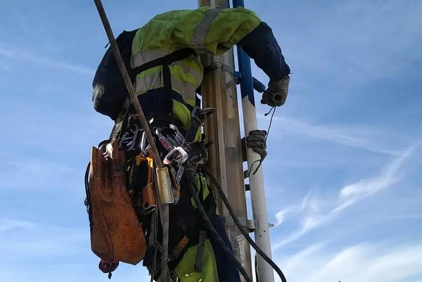 Mise en peinture anti-corrosion en grande hauteur par un cordiste en industrie près de Marseille dans les Bouches-du-Rhône, 13