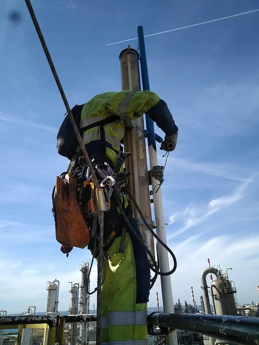 Peinture anti-corrosion en hauteur par cordiste marseille en milieu industriel
