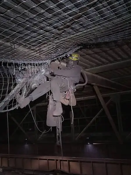 Cordiste de Marseille en pose de filet de sécurité