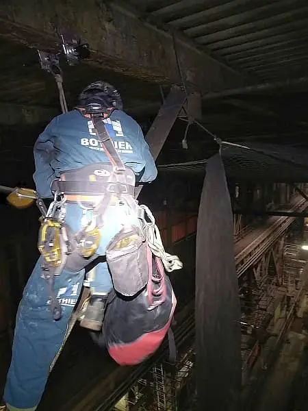 Cordiste à Marseille réalisant la pose de filet de sécurité en milieu industriel