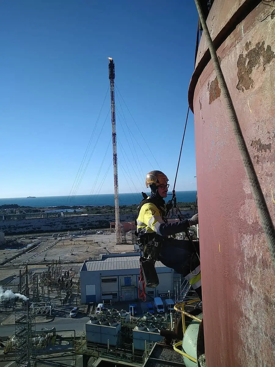 Travaux en hauteur de préparation par cordiste avant pose de calorifuge