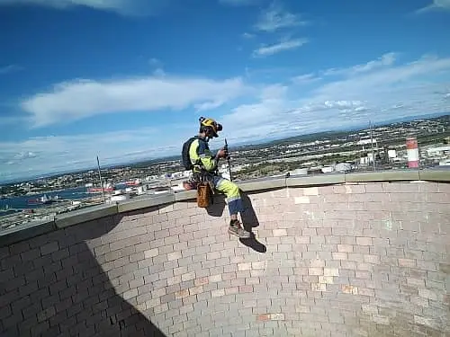 Cordiste réalisant une prise de mesure en hauteur près de Marseille