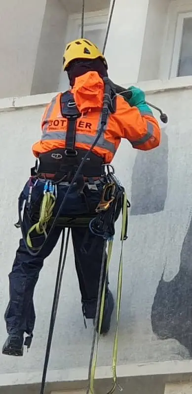 Cordite de Marseille en travaux en hauteur de lavage HP de façade d'immeuble