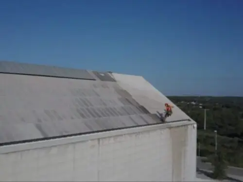 Nettoyage et lavage haute pression d'une toiture d'un bâtiment près de Marseille dans les Bouches-du-Rhône, 13