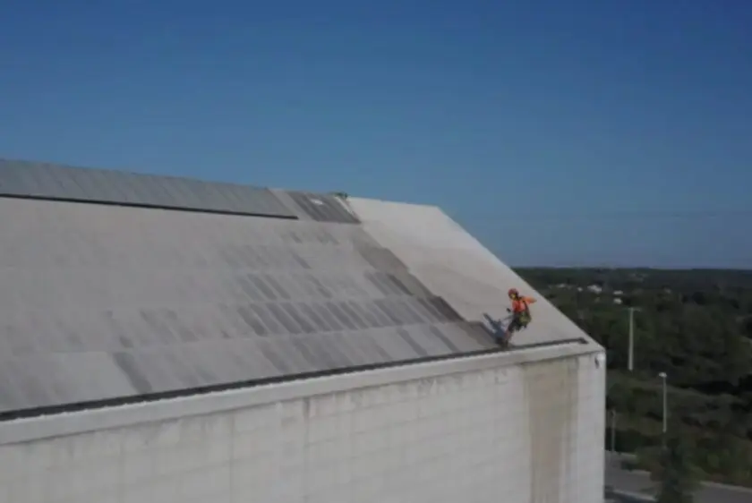 Nettoyage et lavage haute pression d'une toiture d'un bâtiment près de Marseille dans les Bouches-du-Rhône, 13