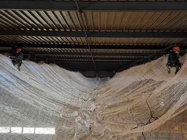 Cordistes de Marseille posant des filets de sécurité EN1263-1 en hauteur