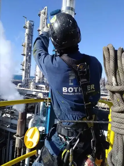 Travaux de maintenance et application d’une peinture anti-corrosion en accès difficile pour Naphtachimie à Lavera Martigues.