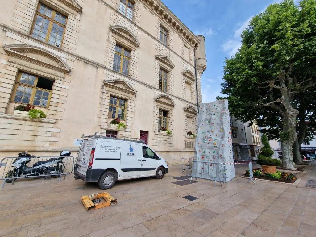 Mise en place d'un atelier d’escalade devant la mairie de Marignane.