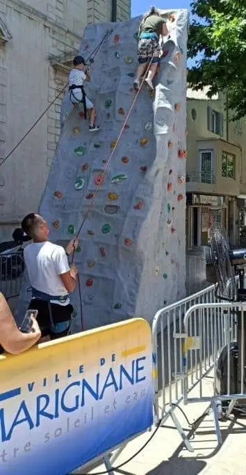 Atelier d'escalade dans le cadre de la sensibilisation aux cordes à Marignane