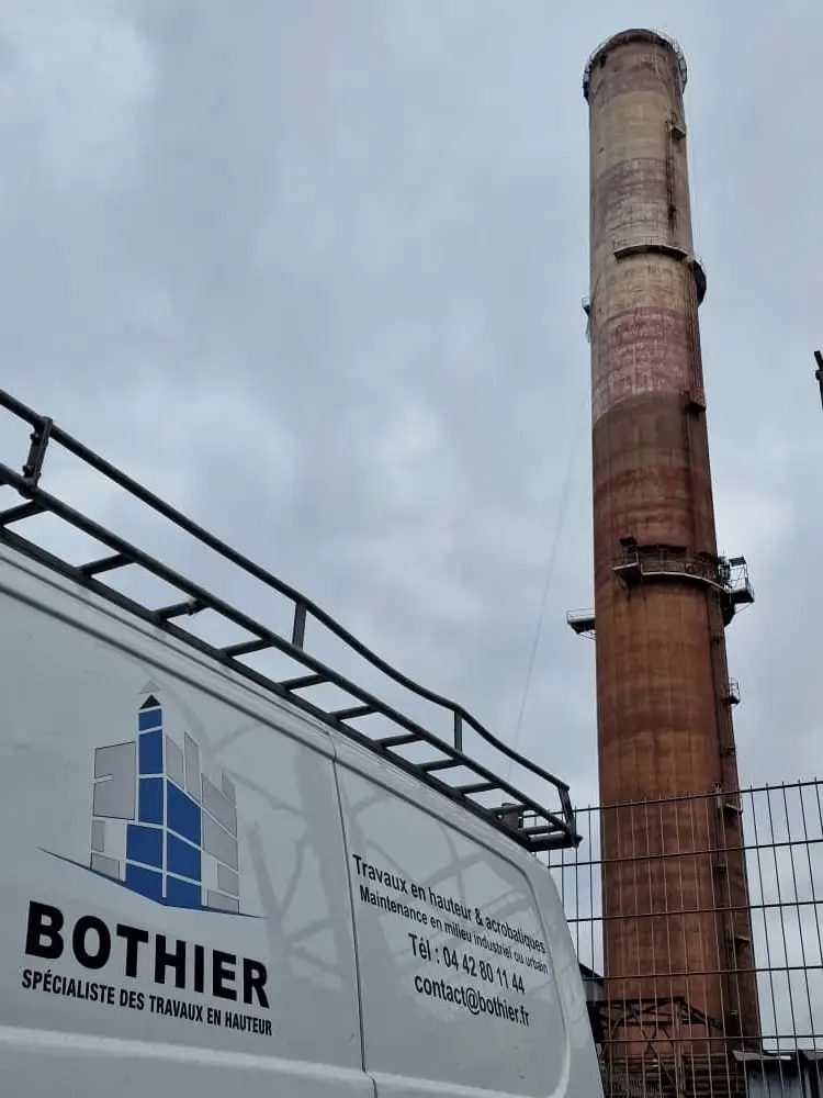 Pose d’un filet de sécurisation en hauteur de 84 à 117 mètres sur une cheminée - Bothier