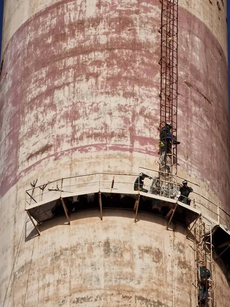 Pose d’un filet de sécurisation en hauteur de 84 à 117 mètres sur une cheminée - Passerelle 84m