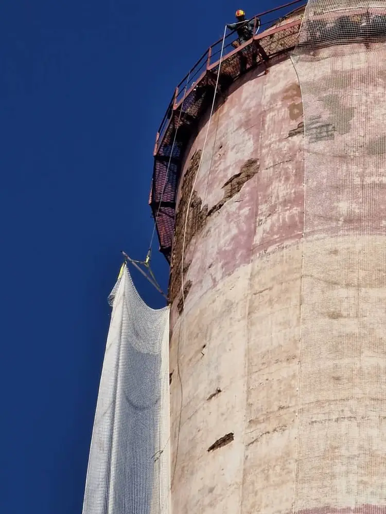 Pose d’un filet de sécurisation en hauteur de 84 à 117 mètres sur une cheminée - Pose des filets 117m
