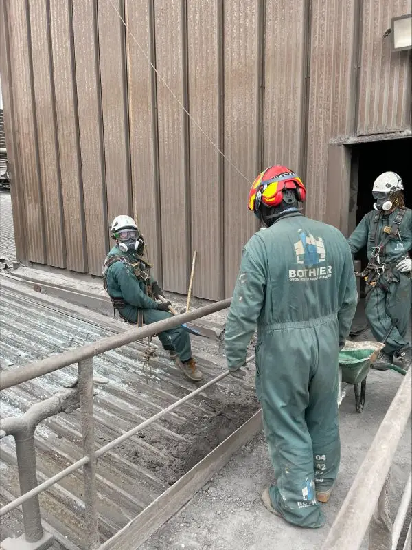 Les techniciens cordistes de Bothier en intervention sur la toiture de ce site industriel