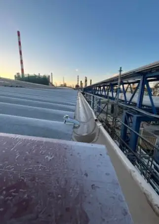 La nouvelle gouttière permettant l'évacuation de eaux pluviales est en place, elle doit encore être fixée définitivement aux nouvelles plaques de la toiture.