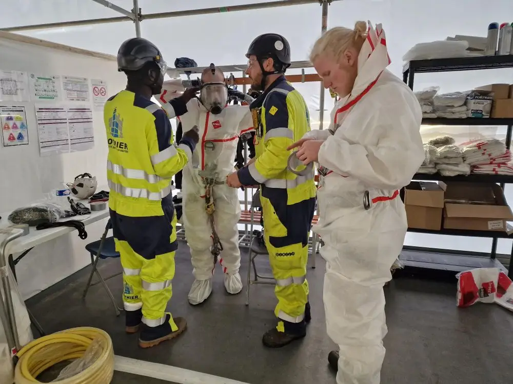 Nos techniciens cordistes s'équipent avant d'entrer dans la zone amiantée