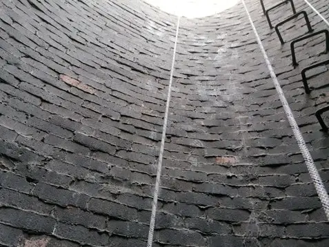 Intérieur de la cheminée de Borealis avant le nettoyage