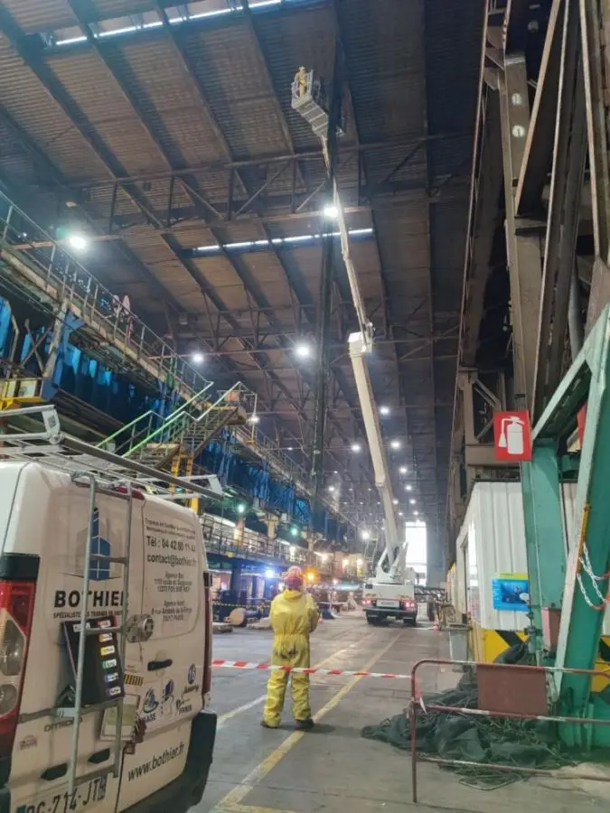 Dépose de filets en sous-face de toiture avec camion nacelle 32m