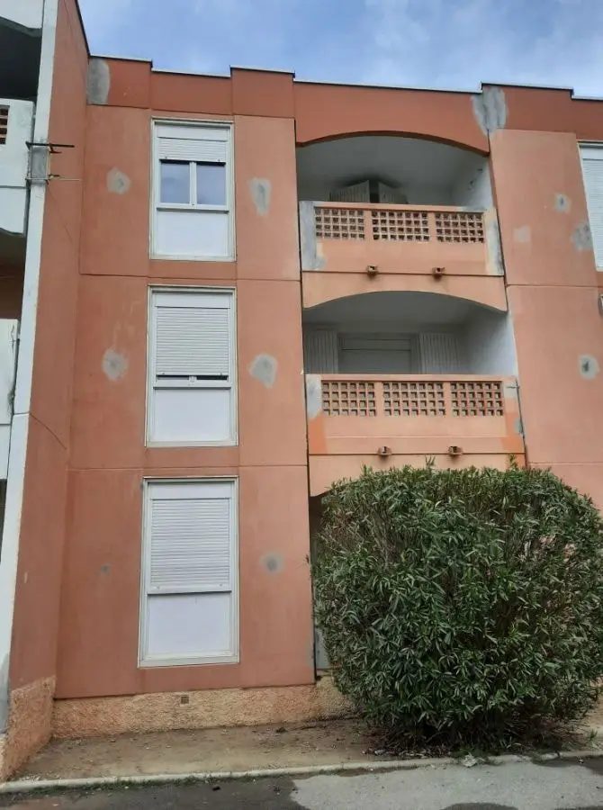 Réfection de façade d’une résidence du bailleur social 13 Habitat à Rognonas (purge, restructuration, lavage à haute pression et mise en peinture)