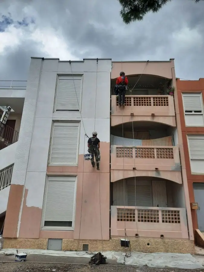 Réfection de façade d’une résidence du bailleur social 13 Habitat à Rognonas (purge, restructuration, lavage à haute pression et mise en peinture)