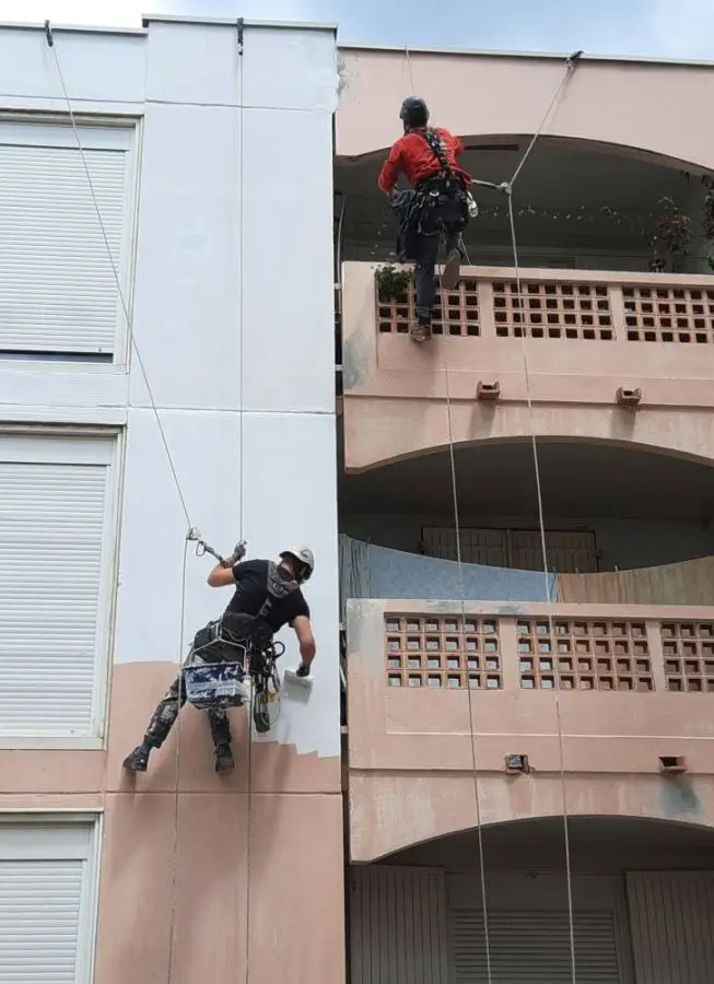 Réfection de façade d’une résidence du bailleur social 13 Habitat à Rognonas (purge, restructuration, lavage à haute pression et mise en peinture)