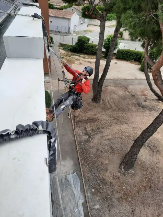 Réfection de façade d’une résidence du bailleur social 13 Habitat à Rognonas (purge, restructuration, lavage à haute pression et mise en peinture)