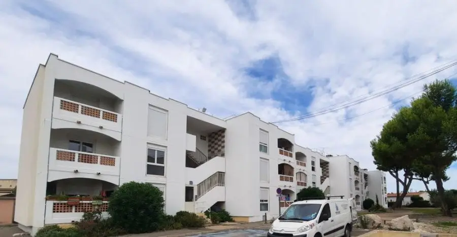 Réfection de façade d’une résidence du bailleur social 13 Habitat à Rognonas (purge, restructuration, lavage à haute pression et mise en peinture)