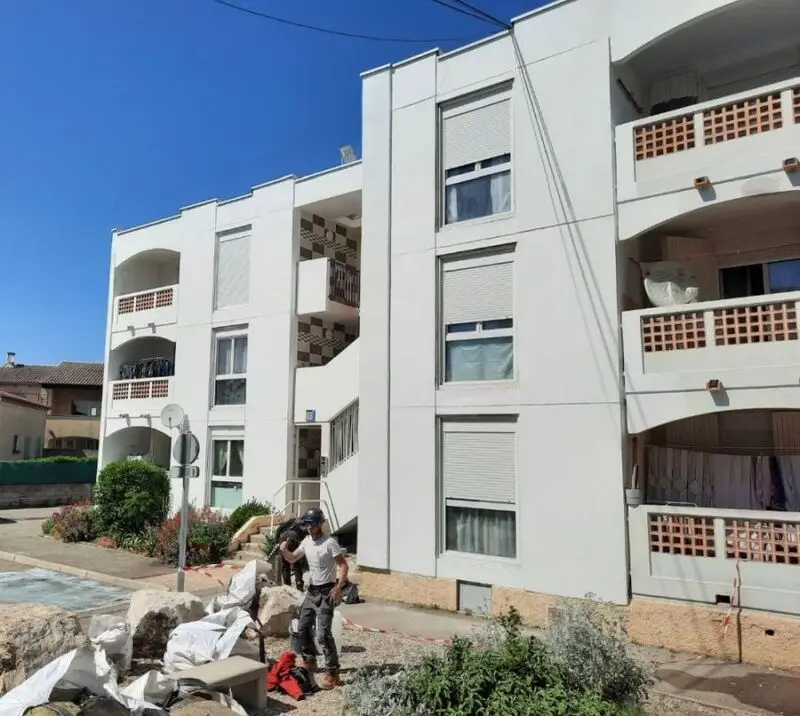 Réfection de façade d’une résidence du bailleur social 13 Habitat à Rognonas (purge, restructuration, lavage à haute pression et mise en peinture)