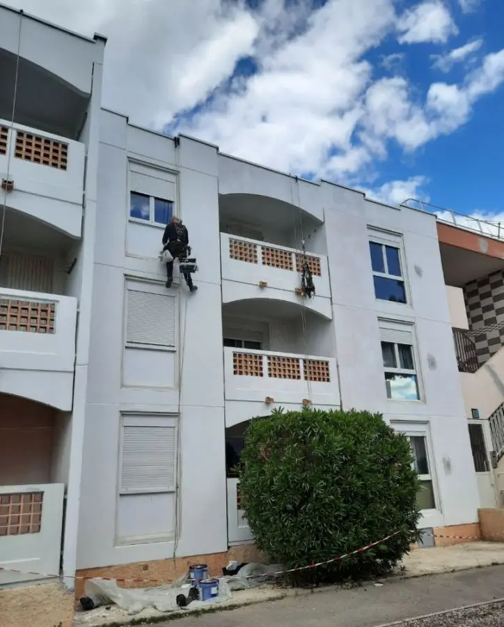 Réfection de façade d’une résidence du bailleur social 13 Habitat à Rognonas (purge, restructuration, lavage à haute pression et mise en peinture)