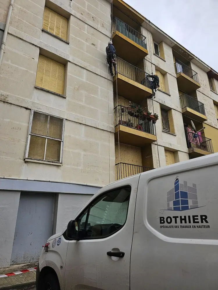 Pose de filets antivolatiles en milieu urbain à Arles