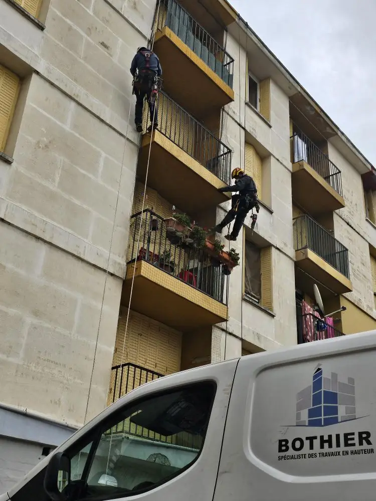 Pose de filets antivolatiles en milieu urbain à Arles
