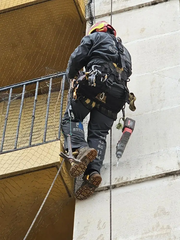 Pose de filets antivolatiles en milieu urbain à Arles