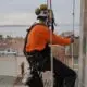 Cordiste posant des luminaires en hauteur sur une église à Martigues dans les Bouches-du-Rhône, 13