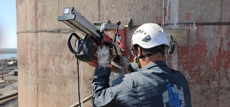 Chantier de carottage sur un site industriel des Bouches-du-Rhône