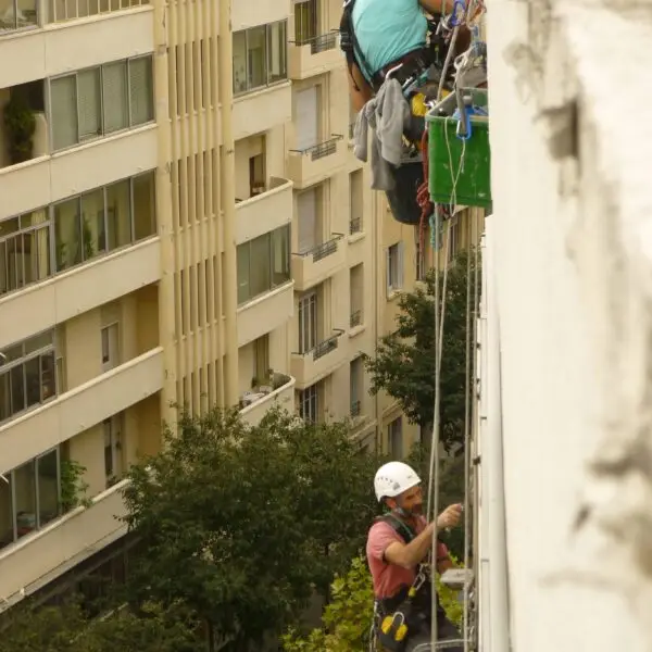 Purge d'éléments en risque de chute près de Marseille dans les Bouches-du-Rhône, 13