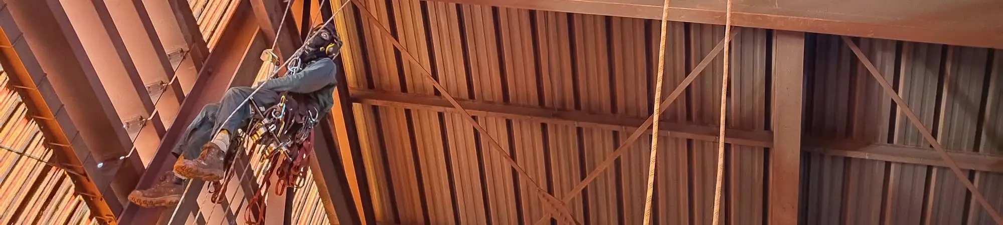 Cordiste avec équipements de protection individuelle (EPI) en intervention en hauteur à Marseille dans les Bouches-du-Rhône, 13