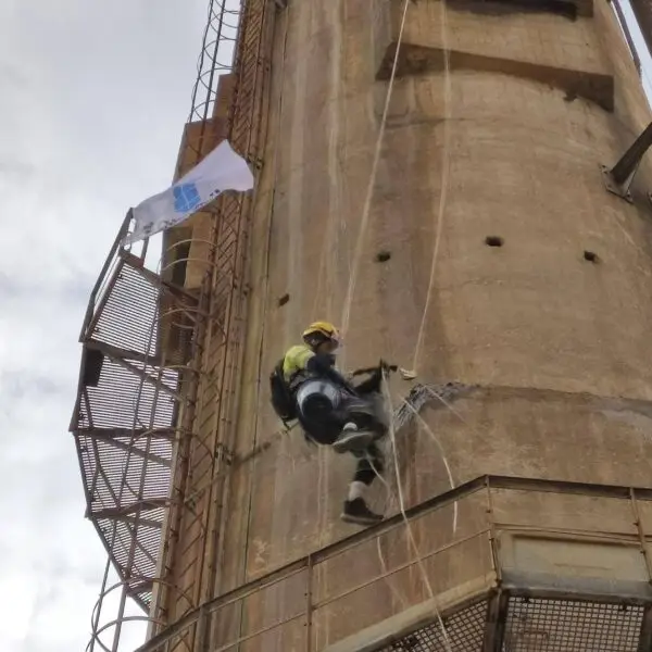 Purge d'éléments en hauteur près de Marseille dans les Bouches-du-Rhône, 13